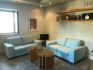 een woonkamer met twee blauwe banken en een tafel bij Villa San Filippo in Cori