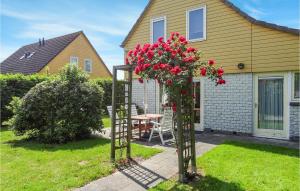 a garden with a bunch of red flowers at Oesterbaai 6 in Wemeldinge