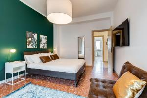 ein Schlafzimmer mit einem großen Bett und einem Sofa in der Unterkunft BDC - Trastevere Apartment in Rom