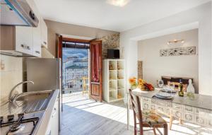une cuisine avec un comptoir et une table avec des chaises dans l'établissement Lovely Apartment In Gioviano -lu- With Kitchen, à Ghivizzano