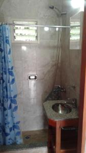 ein Badezimmer mit Waschbecken und Dusche in der Unterkunft Bungalow Montes in El Bolsón + 33 Fotos