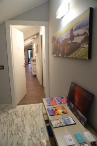 un soggiorno con tavolo e un dipinto sul muro di Etna Sunrise b&b a Zafferana Etnea