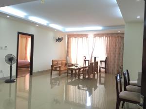 comedor y sala de estar con mesa y sillas en Sơn Thịnh - Seahouse, en Vung Tau