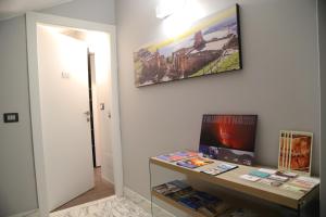 una camera con scrivania e un dipinto sul muro di Etna Sunrise b&b a Zafferana Etnea
