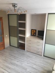 sala de estar con vestidor y TV en Садиба Червона калина Private estate Chervona Kalyna, en Yaremche