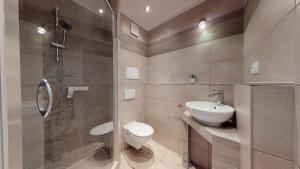 La salle de bains est pourvue d'une douche, de toilettes et d'un lavabo. dans l'établissement Studio steps from Nivy & Main Bus Station, à Bratislava