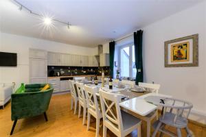a kitchen and dining room with a table and chairs at Zythogite Appartement 9 personnes, jardin, bbq in Tintigny