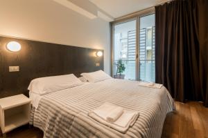 a bedroom with a large bed with two towels on it at Daglingegneri in Pisa