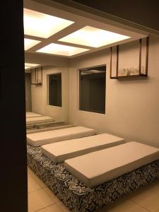 a row of mattresses lined up in a room at Mediterrâneo 507 - Todo Equipado, Ar Condicionado, Churrasqueira na Varanda, Internet Fibra 600MB, Estacionamento Grátis in Cabo Frio