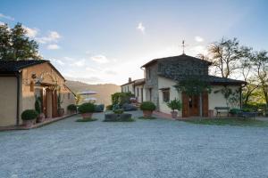 uma casa com uma entrada em frente em Relais Poggio Borgoni em San Casciano in Val di Pesa