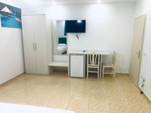 małą kuchnię ze stołem i jadalnią w obiekcie Hotel Lakaj w mieście Velipoja