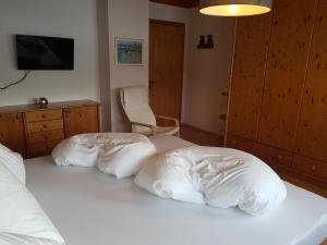 מיטה או מיטות בחדר ב-Ferienhaus Kahr Appartment Ennstal