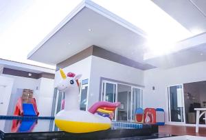 einem Pool mit einem Gummiduckenspielzeug auf einem Tisch in der Unterkunft U pool villa Huahin in Hua Hin + 31 Fotos