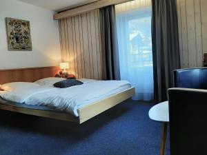 En eller flere senge i et værelse på Hotel Restaurant Le Giétroz