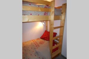 a bunk bed in a room with a ladder at val thorens appartement 4 personnes ski aux pieds in Val Thorens