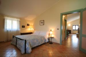 1 dormitorio con 1 cama, 2 lámparas y pasillo en Villa Rosy en Assisi