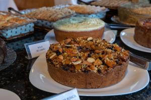 un gâteau sur une table avec d'autres gâteaux dans l'établissement Hotel Serra Everest, à Nova Friburgo