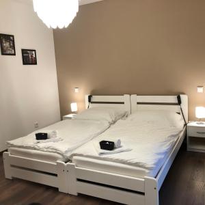 Un dormitorio con una cama blanca con dos cuencos. en New Private Rooms Fuerth, en Fürth