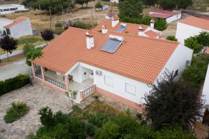 widok z powietrza na dom z pomarańczowym dachem w obiekcie Tapada da Beirã w mieście Marvão