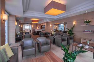 Hotel Atlanta Knokke في كنوك هايست: غرفة انتظار وكراسي وحلاق