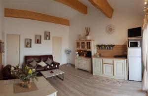 a living room with a couch and a kitchen at Villa T3 Jacuzzi 10' Plage Cassis - Rando Garlaban in Carnoux