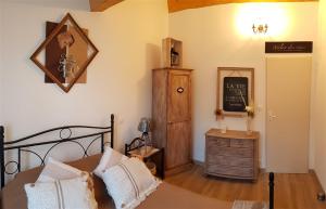 a bedroom with a bed and a chalkboard on the wall at Villa T3 Jacuzzi 10' Plage Cassis - Rando Garlaban in Carnoux