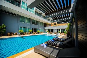 an indoor swimming pool in a building with a hotel at Hotel Selection Pattaya in Pattaya