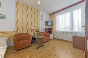 a living room with a table and two chairs at Lawendowy Zakątek - przytulne pokoje i pyszne śniadania in Łeba