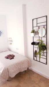 una camera da letto con un letto con piante su una mensola di Gran Vía flat a Ceuta