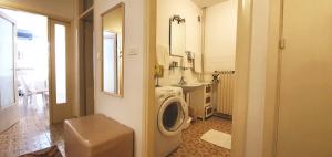een badkamer met een wasmachine en een wastafel bij Prokonzul 2BR apartment in old town in Zadar