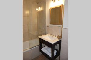 ein Badezimmer mit einem Waschbecken, einer Dusche und einer Badewanne in der Unterkunft Brc Apartment in San Carlos de Bariloche