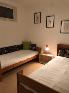 Un pat sau paturi într-o cameră la Haus LUNA - Privatzimmer im sonnigen Südburgenland