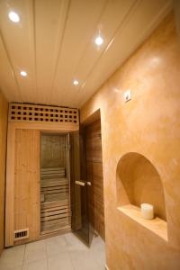 a bathroom with a walk in shower and a toilet at Guesthouse likoria in Arachova