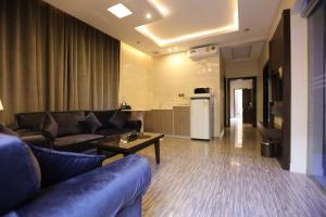 a living room with a couch and a table at شقق منازل الدانة للشقق المخدومة in Abha