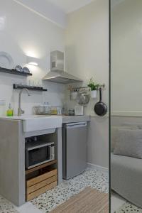 Kuchyňa alebo kuchynka v ubytovaní Athenian Lofts