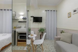 Televízia a/alebo spoločenská miestnosť v ubytovaní Athenian Lofts