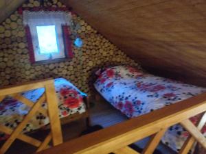 Ένα ή περισσότερα κρεβάτια σε δωμάτιο στο Domek Na Skarpie