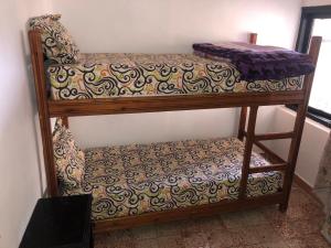 kilka łóżek piętrowych w pokoju w obiekcie Surf and Skate hostel taghazout w mieście Taghazout