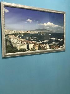 ein gerahmtes Bild einer Stadt an der Wand in der Unterkunft Alex's Home in Portici