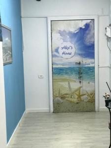 una camera con una porta con vista sulla spiaggia di Alex's Home a Portici