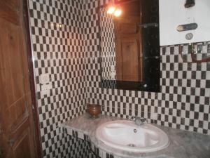 フェズにあるChez L'habitant Bouedenのバスルーム(洗面台、鏡付)