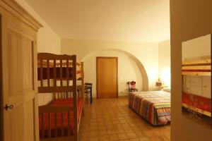 a bedroom with a bed and a ladder in a room at Godere Agricolo in Penna Alta