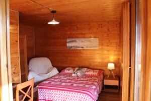 Cette petite chambre comprend un lit dans une cabane en bois. dans l'établissement Grand Chalet 15 personnes. Vue exceptionnelle . Plein sud, à Allos