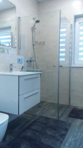 Et badeværelse på NEW J&R Apartment near Girstutis, Free private parking & Self Check-In
