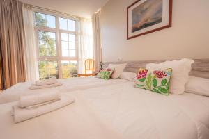 1 cama blanca grande en una habitación con ventana en Apartamentos Cudillero, en Cudillero 37 fotos más