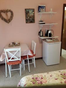 カパルビオにあるCapalbio Vacanzeのテーブル付きの部屋、テーブルと椅子付きのキッチン