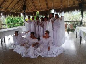 um grupo de mulheres em vestidos brancos posando para uma foto em Hotel Villa Amparo em Chinauta