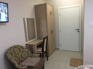 um quarto com um espelho, uma cadeira e uma secretária em Apartment Vistanova em Vrdnik