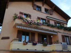 een gebouw met bloembakken op het balkon bij Chez Cathy chambre chez l'habitante in Bremis