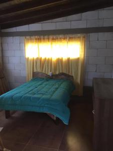 1 cama en una habitación con ventana en Casa de Veraneo - Miramar - en Miramar